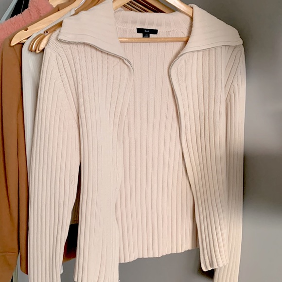 A large beige zip up hoodie. In excellent conditions. - Picture 3 of 3